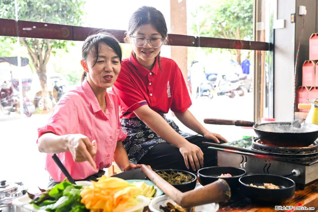 全网追的“扁担女孩”，找了一份暑假工，时薪12元 - 钦州生活资讯 - 钦州28生活网 qinzhou.28life.com