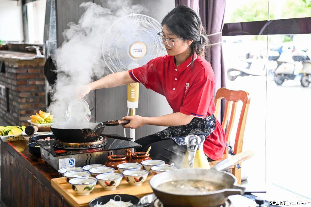 全网追的“扁担女孩”，找了一份暑假工，时薪12元 - 钦州生活资讯 - 钦州28生活网 qinzhou.28life.com